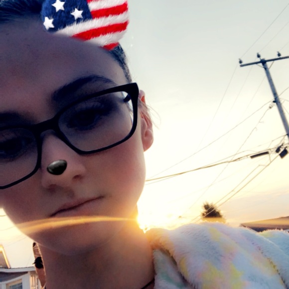 Meet your Posher, Becca - Picture 5 of 8